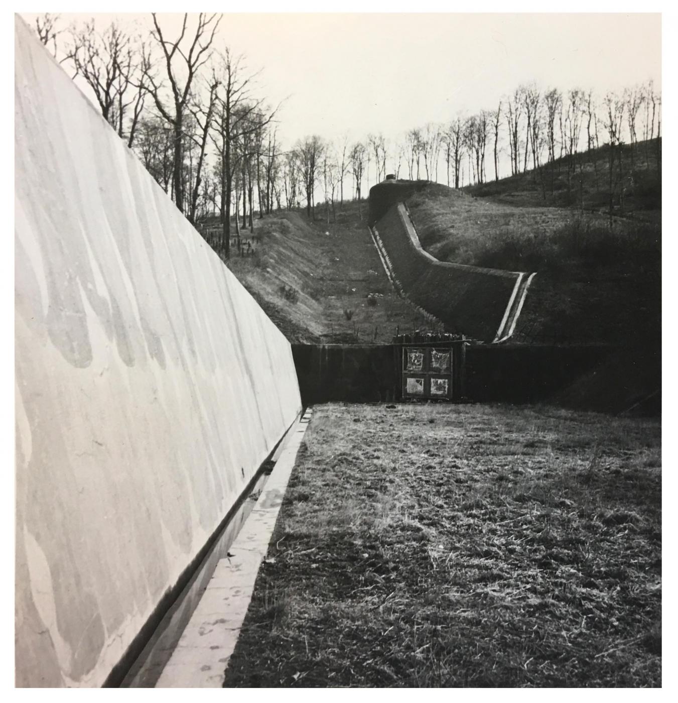 Ligne Maginot - HACKENBERG - A19 - (Ouvrage d'artillerie) - Le fossé antichar
Stand de tir improvisé avec le bloc 24 au fond - Inconnu