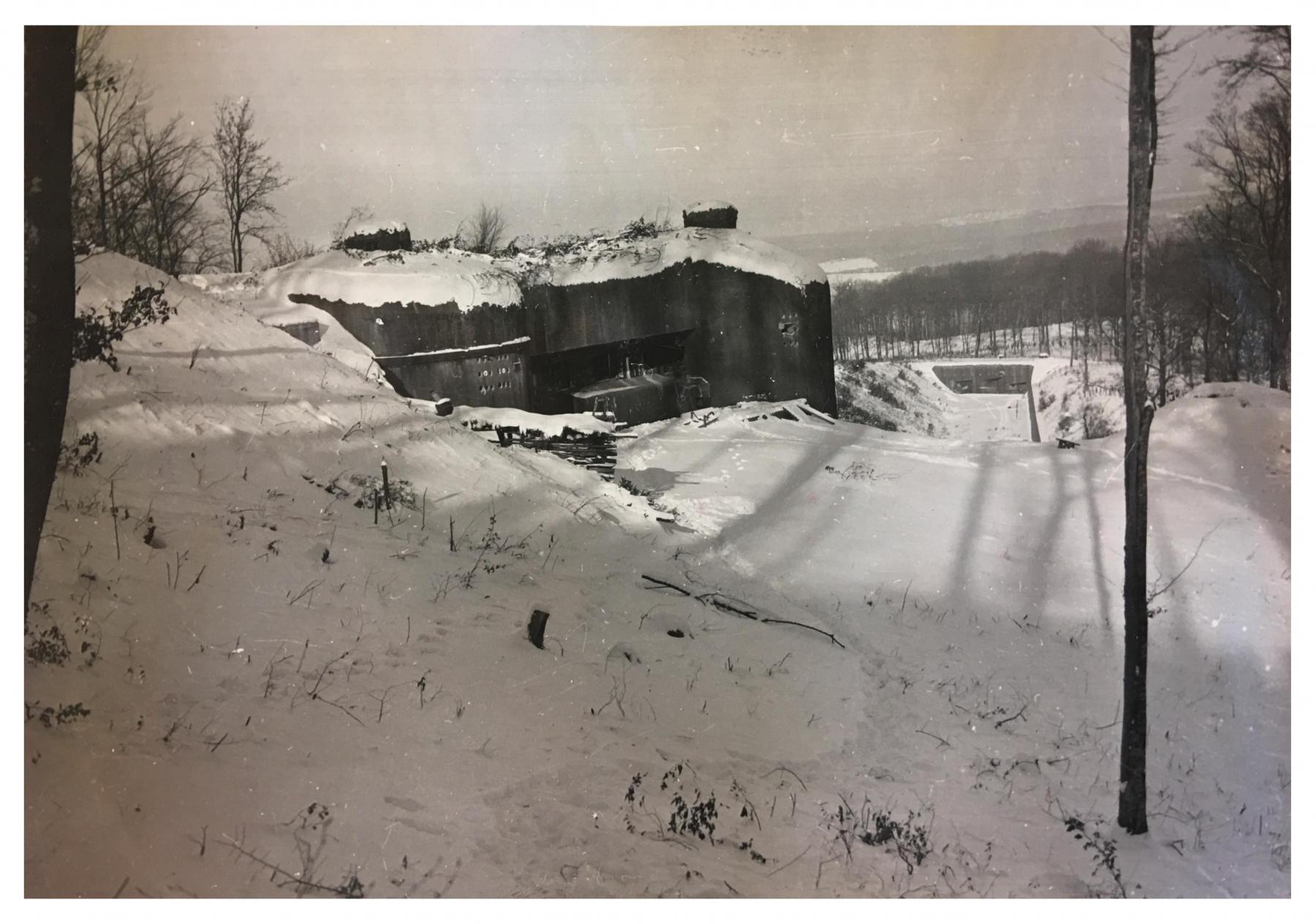 Ligne Maginot - HACKENBERG - A19 - (Ouvrage d'artillerie) - Le fossé antichar
Bloc 24 et bloc 25 à l'arrière plan - Inconnu