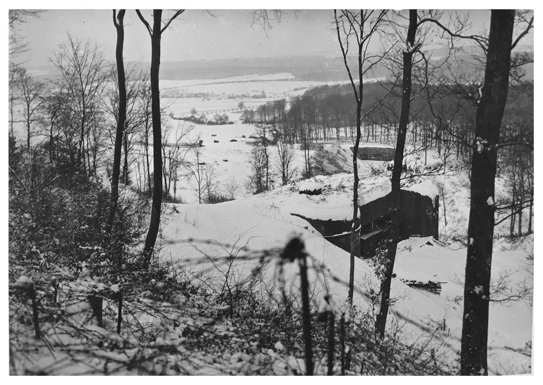 Ligne Maginot - HACKENBERG - A19 - (Ouvrage d'artillerie) - Le fossé antichar
Le bloc 24, au fond le bloc 25 à droite et le bloc 9 sur la gauche - Inconnu