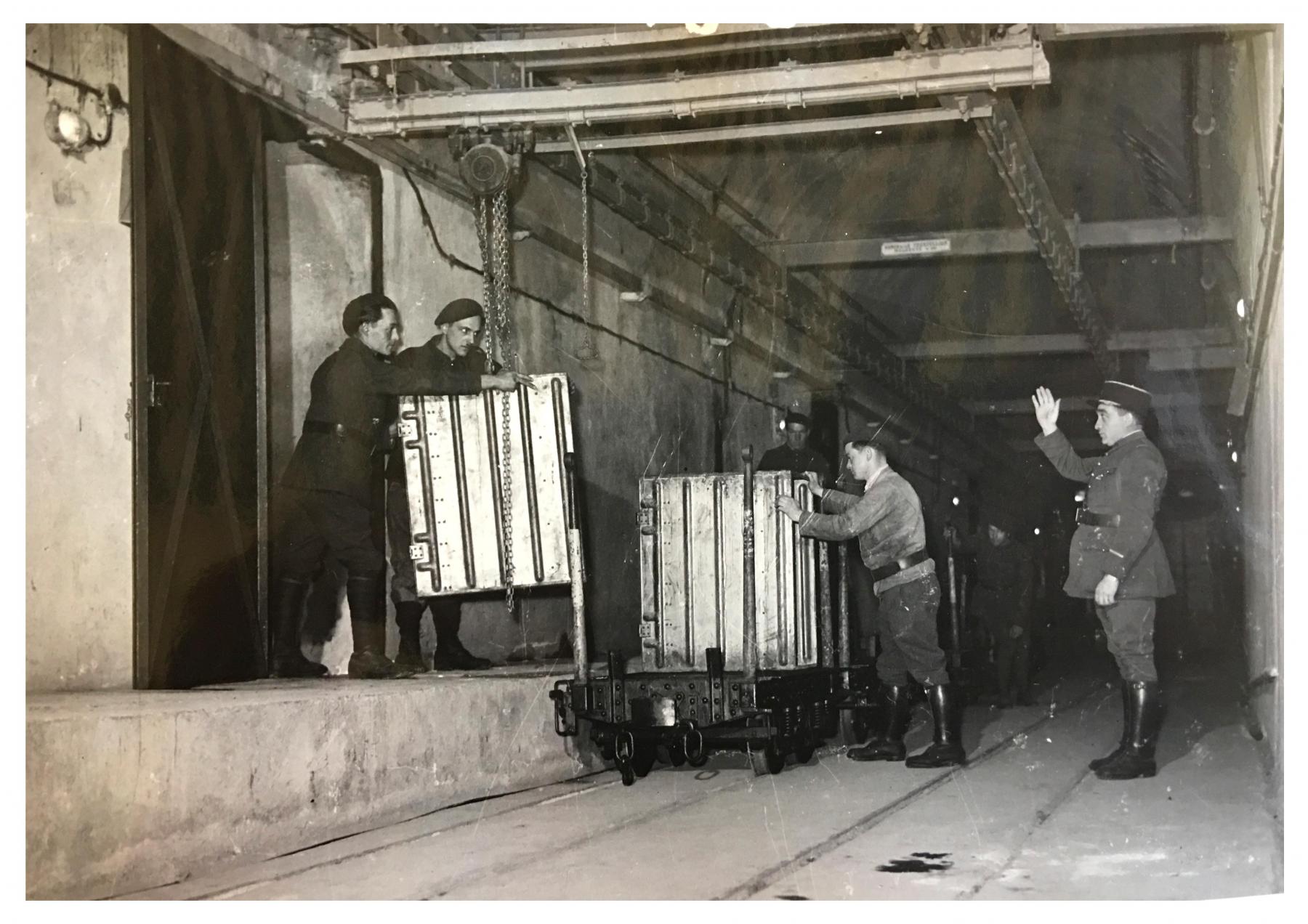 Ligne Maginot - HACKENBERG - A19 - (Ouvrage d'artillerie) - Magasin à munitions M1, galerie de sortie.
Chargement de châssis de munitions de 75 sur les wagons à destination des blocs d'artillerie - Inconnu