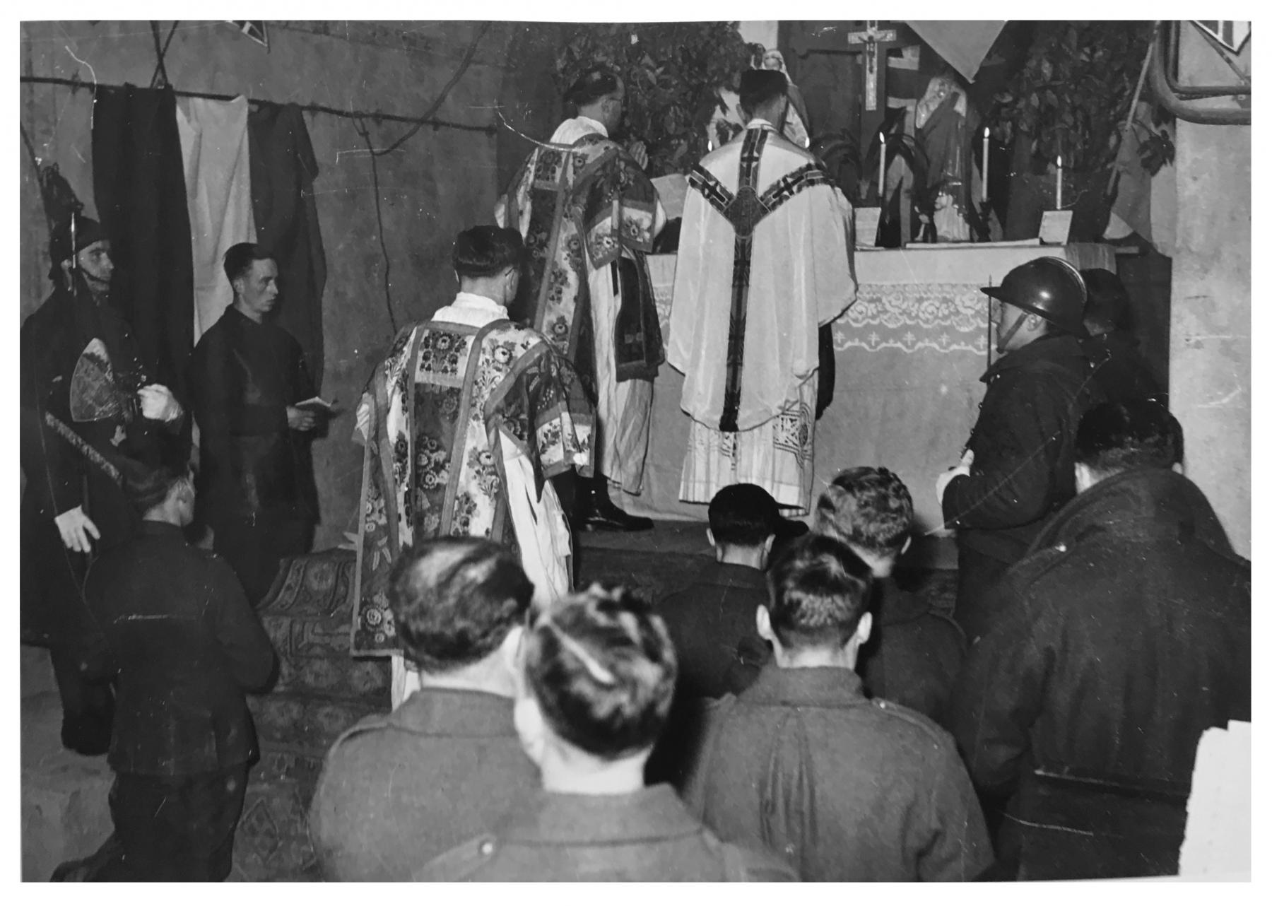Ligne Maginot - HACKENBERG - A19 - (Ouvrage d'artillerie) - Magasin à munitions M1
Utilisé comme chapelle, la messe y est dite - Inconnu