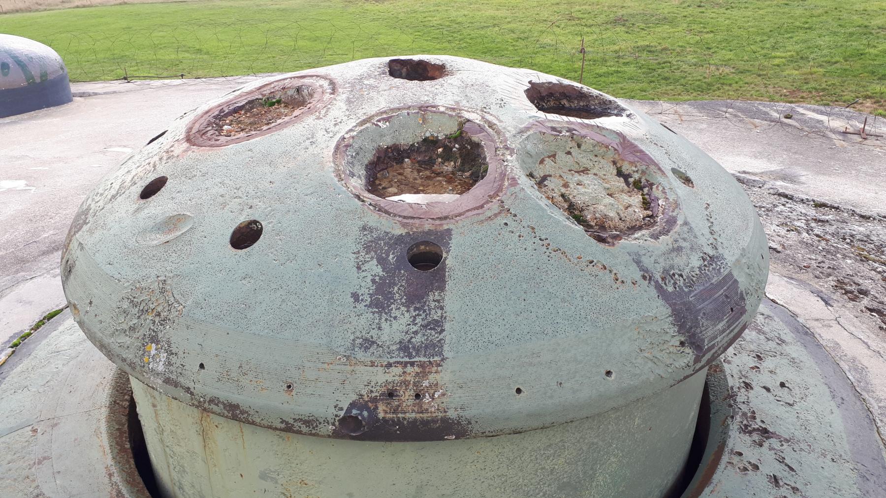 Ligne Maginot - LAUDREFANG - A37 - (Ouvrage d'infanterie) - Bloc 3
Tourelle de mitrailleuses
La calotte a fait l'objet d'essais de percement avec des charges creuses