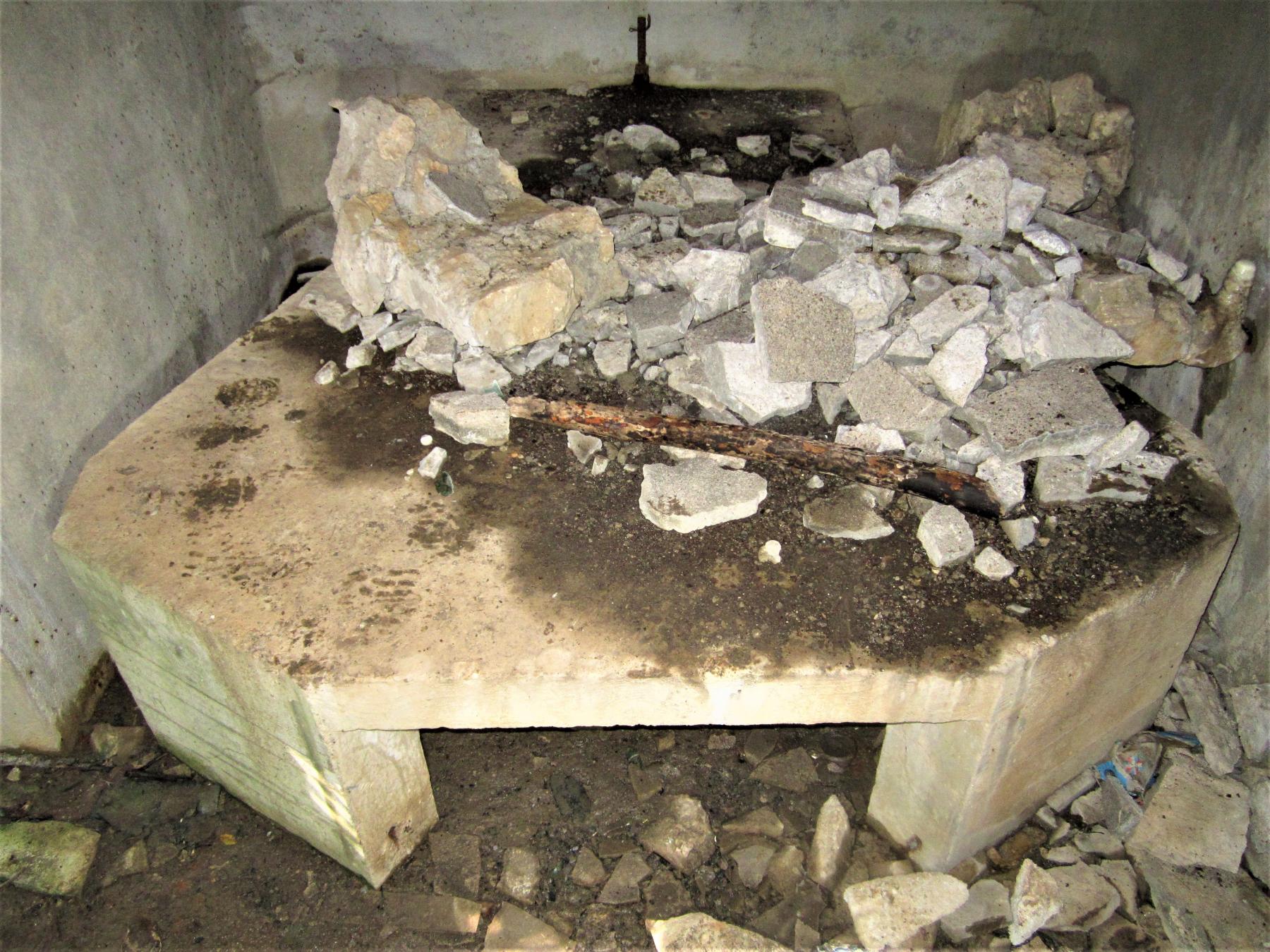 Ligne Maginot - M113N - LA BARRIERE 2 - (Blockhaus pour arme infanterie) - La table support d'origine pour le trepied de la mitrailleuse