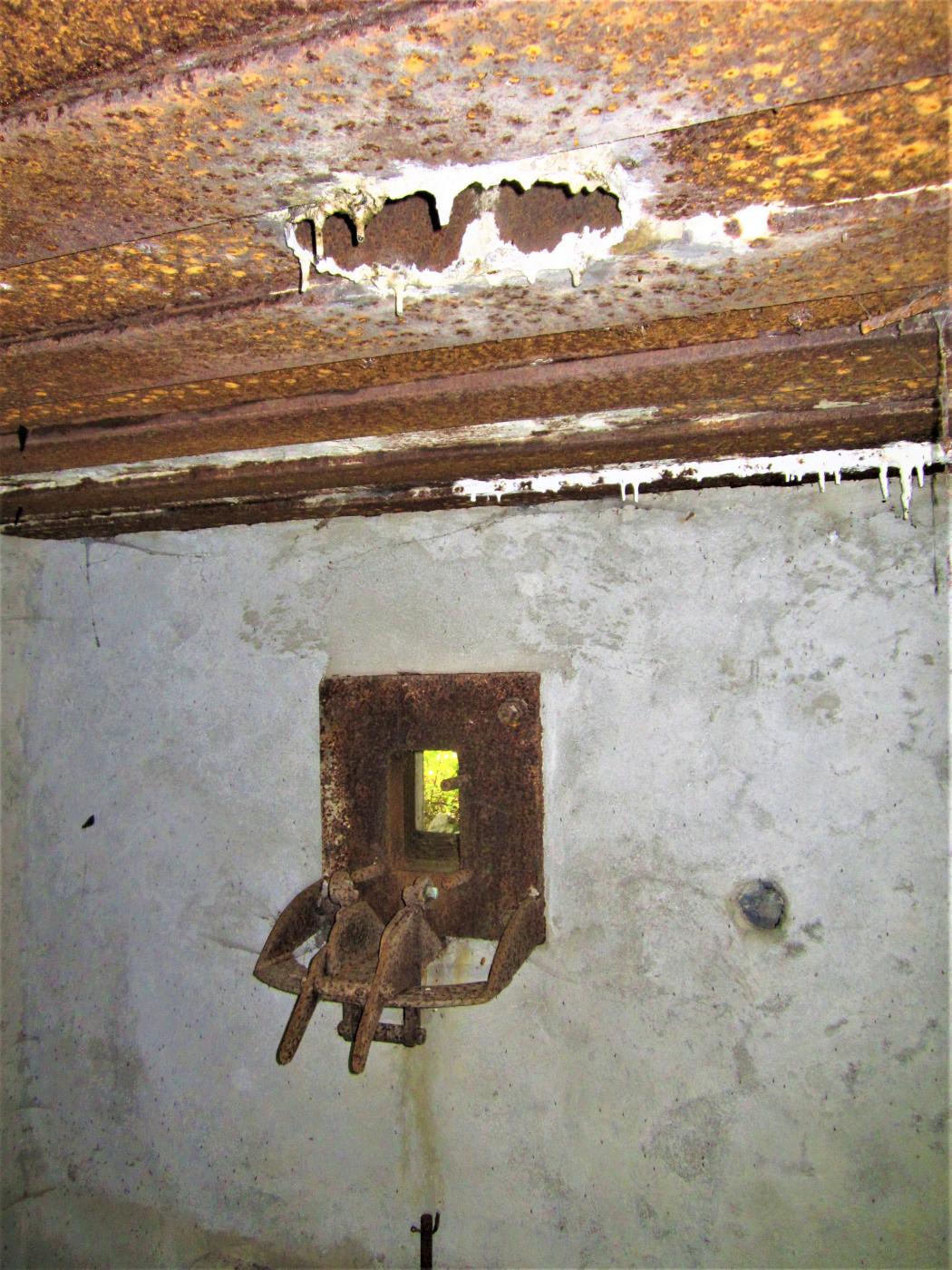 Ligne Maginot - M113N - LA BARRIERE 2 - (Blockhaus pour arme infanterie) - Le créneau mitrailleuse et l'orifice périscopique