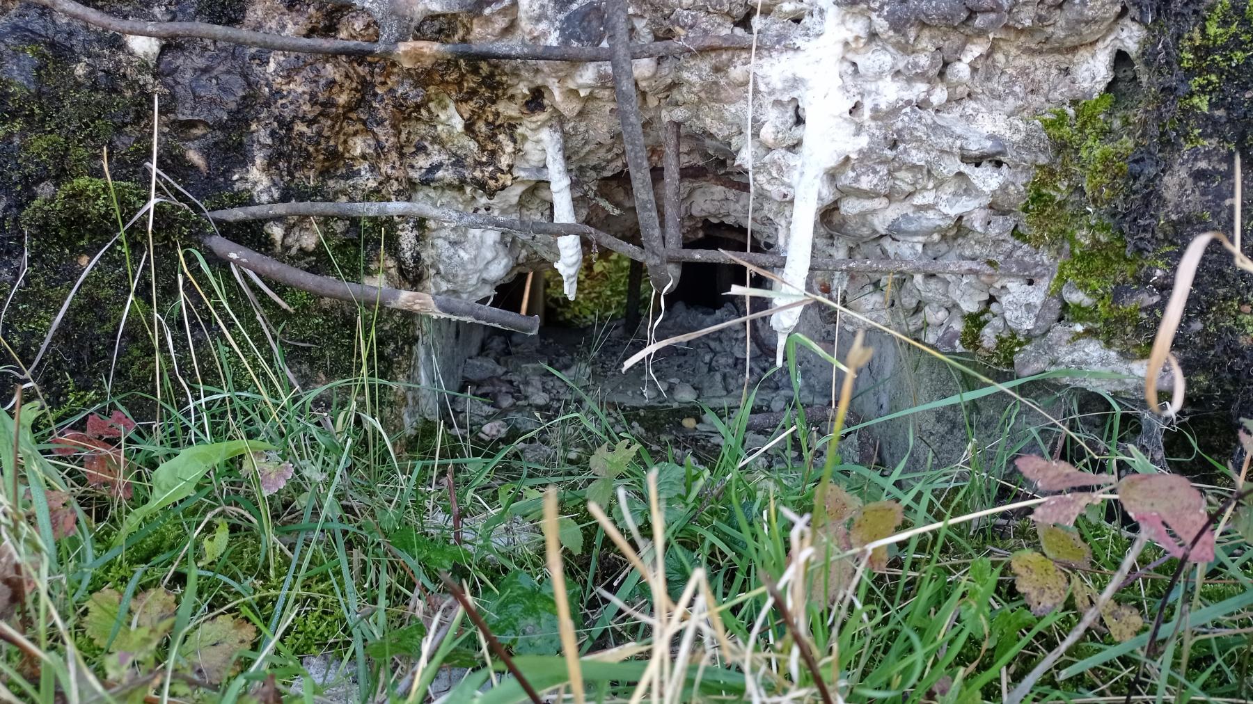 Ligne Maginot - M113N - LA BARRIERE 2 - (Blockhaus pour arme infanterie) - Le créneau FM endommagé