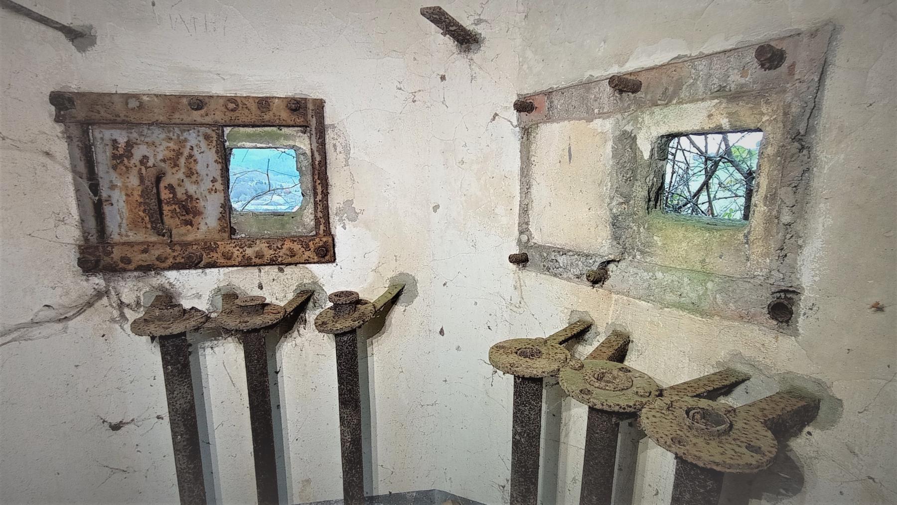 Ligne Maginot - FM65 - EICHHOLTZ 3 - (Blockhaus pour arme infanterie) - Créneaux munis de support pour FM permettant un débattement angulaire horizontal stable du FM - Baptiste Gaudin