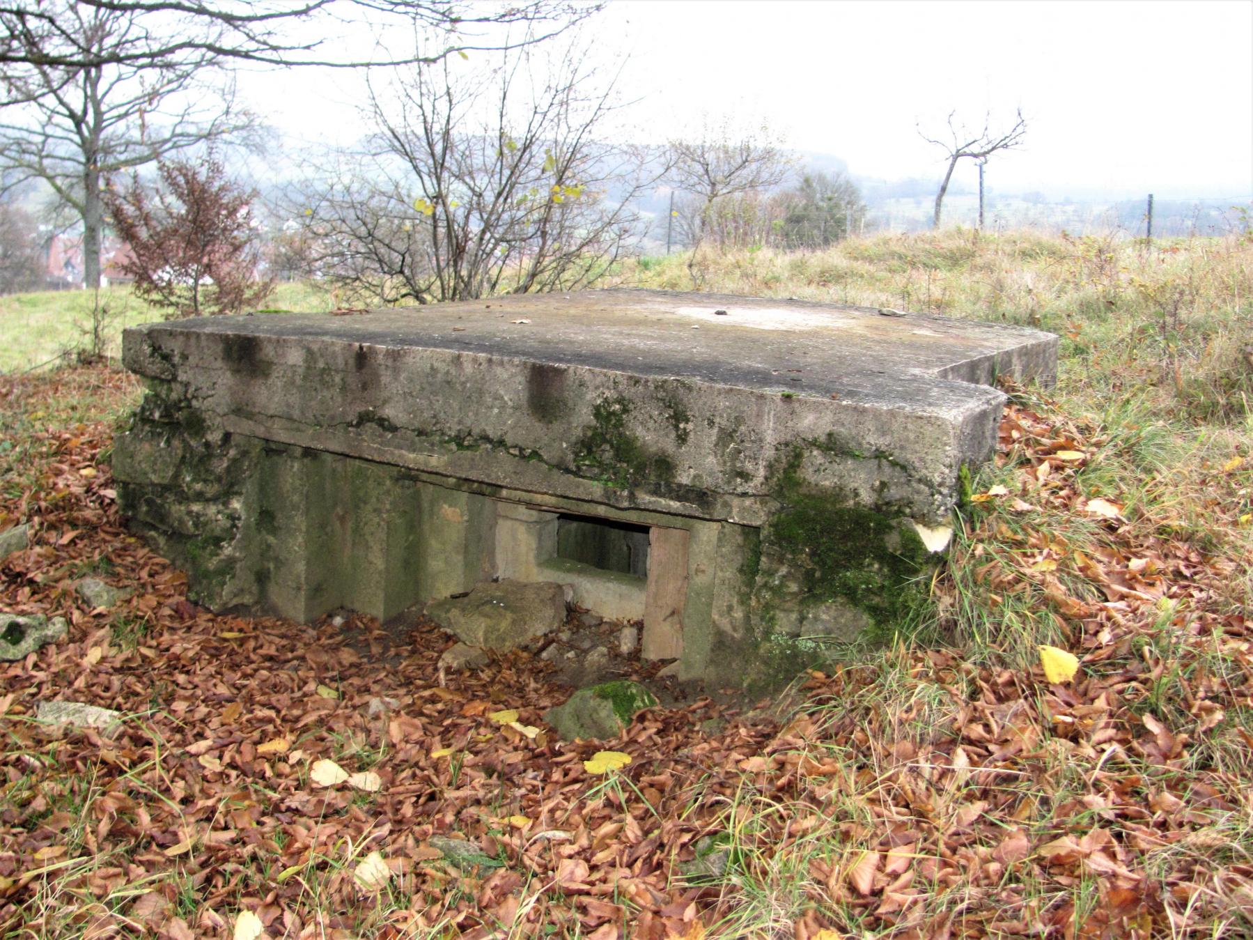 Ligne Maginot - SEEMATT SUD-OUEST - (Blockhaus pour arme infanterie) - L'extérieur. 
Le créneau FM avec des restes de planches de coffrages