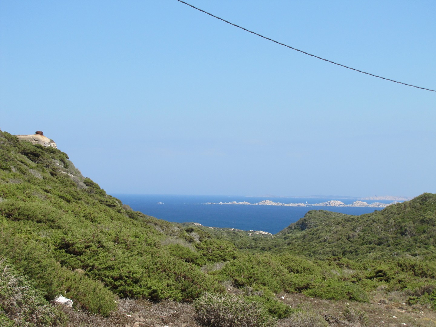 Ligne Maginot - PERTUSATO 1 - (Casemate d'infanterie - double) - Vue du blockhaus et les îles de Lavezzi
