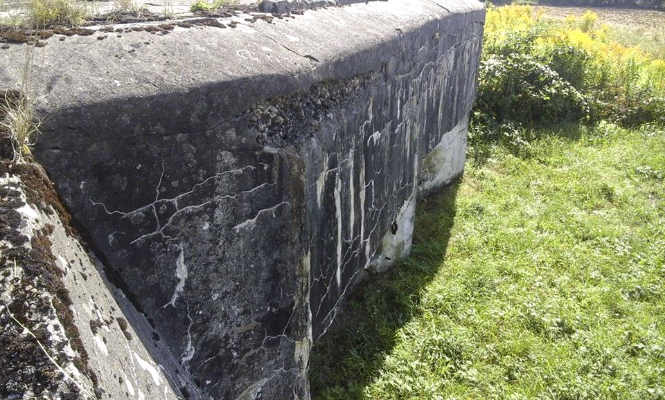 Ligne Maginot - AB28 - (Blockhaus pour canon) - La dalle formant visière au-dessus des créneaux