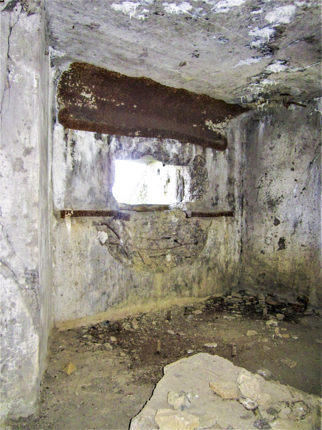 Ligne Maginot - AB28 - (Blockhaus pour canon) - Créneau canon de 47
Au sol, on distingue les points d'ancrages de la crinoline - Gregory Fuchs