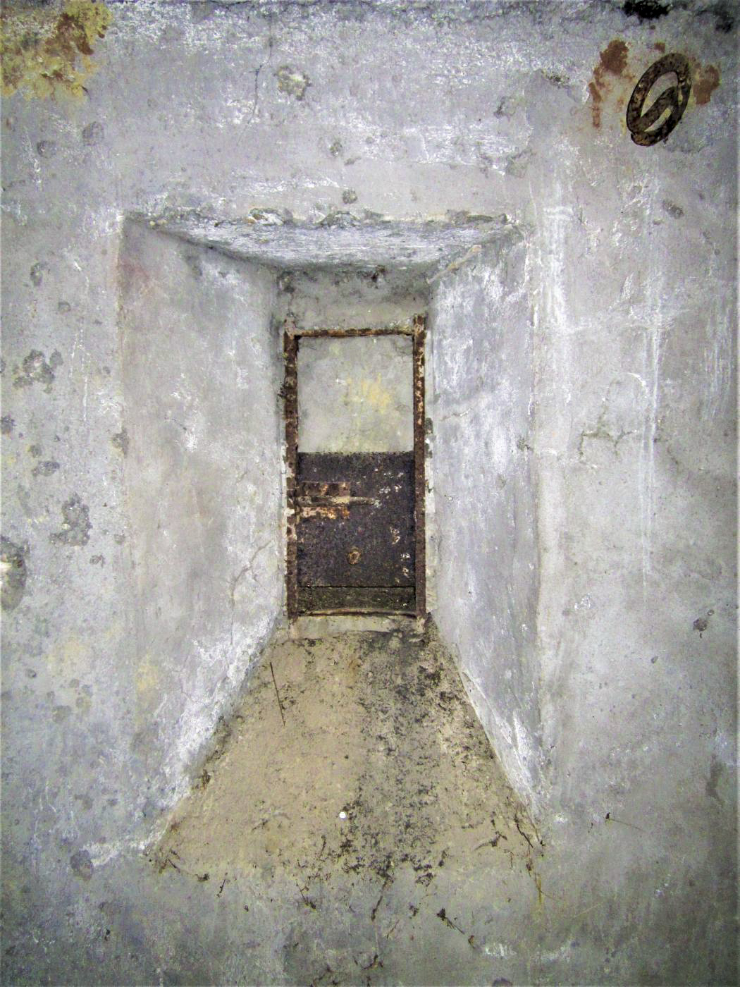 Ligne Maginot - AB28 - (Blockhaus pour canon) - Créneau de défense rapprochée de l'entrée
En haut à droite, un crochet pour hamac - Gregory Fuchs