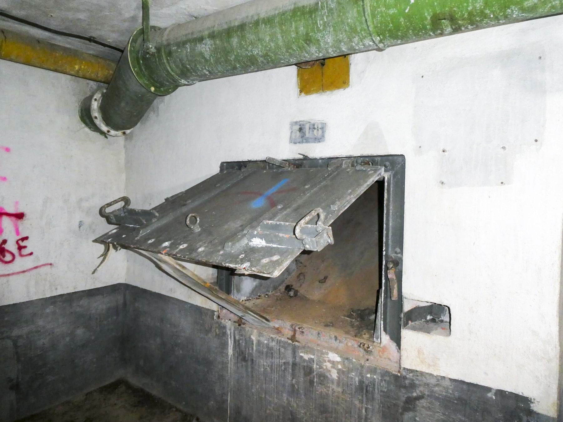 Ligne Maginot - FLAUT - (Ouvrage d'artillerie) - Bloc 3
Réceptacle des douilles de 75 mm - Daniel ELLENA - Philippe CUNY