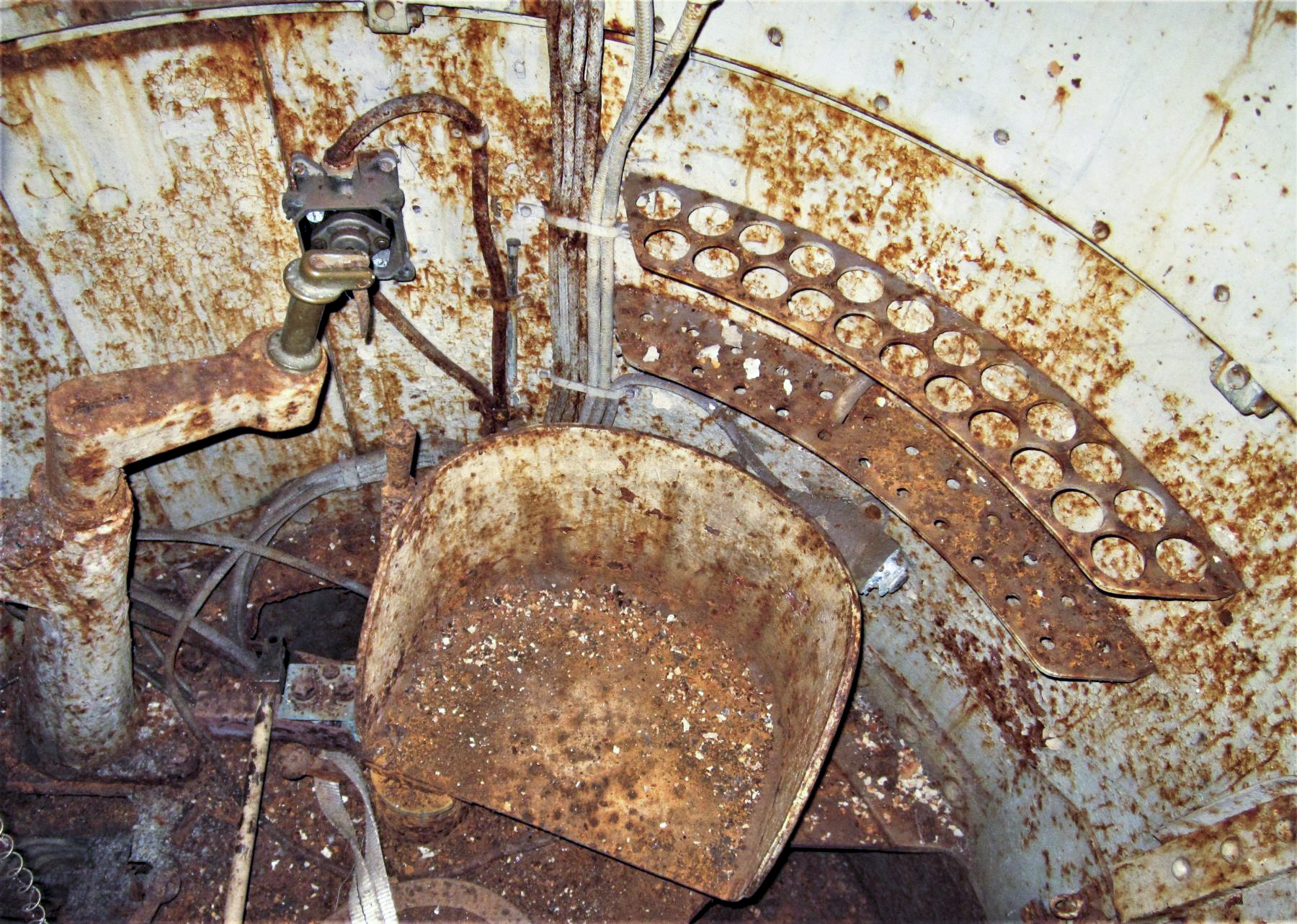 Ligne Maginot - EINSELING - A36 - (Ouvrage d'infanterie) - Siège du tireur et manivelle de pointage en direction pour la marche à bras
Le levier d'éclipse est visible à gauche contre le siège