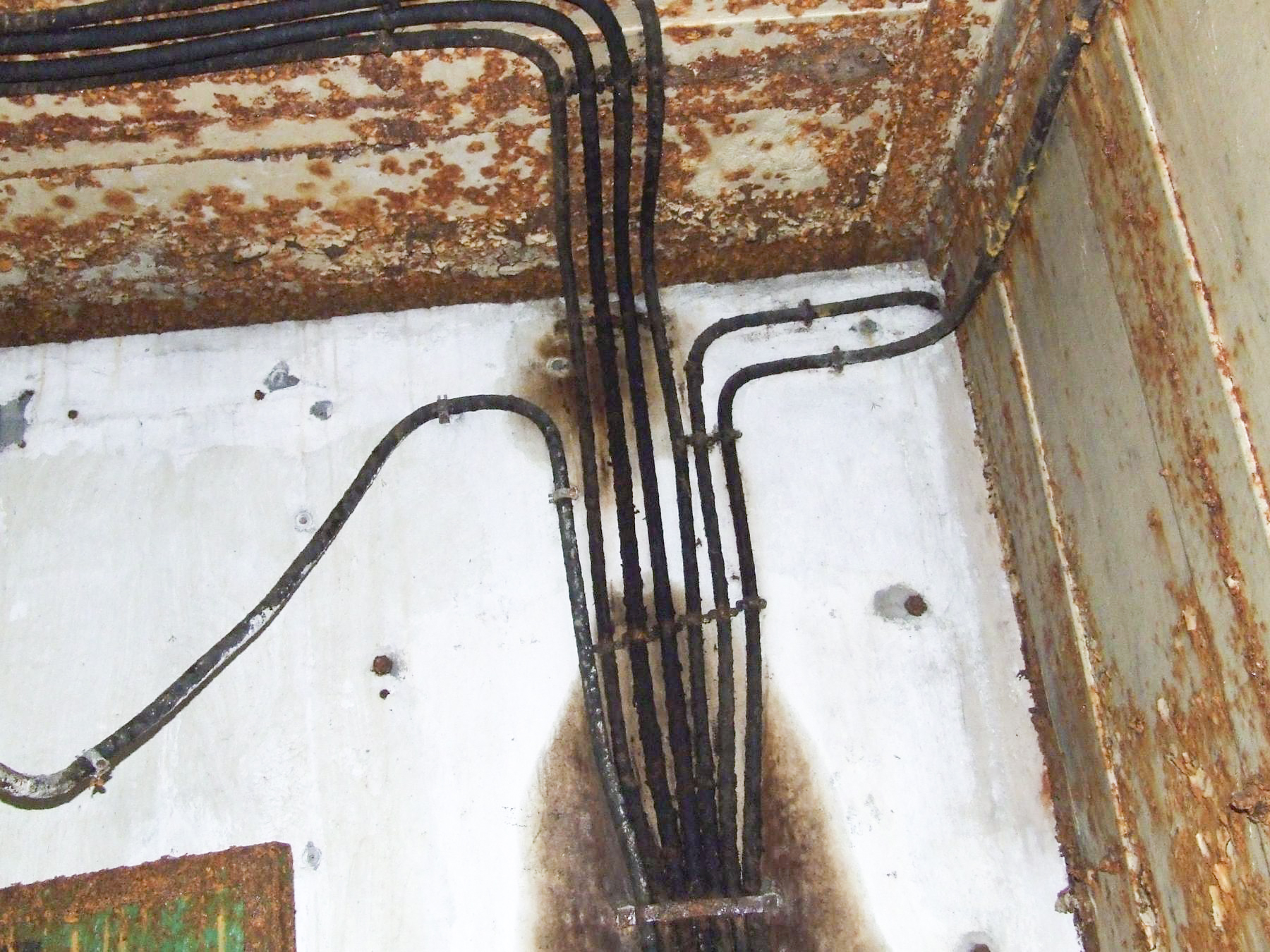 Ligne Maginot - TETING - A38 - (Ouvrage d'infanterie) - Bloc 1
Les restes de câblages.