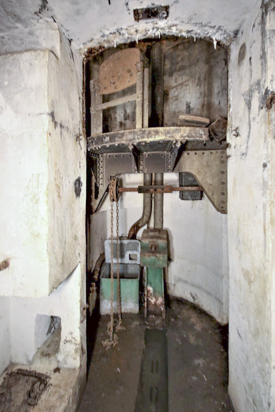 Ligne Maginot - BAMBIDERSTROFF SUD - C71 - (Casemate d'infanterie) - Puits de la cloche JM droite avec le plancher mobile en position basse