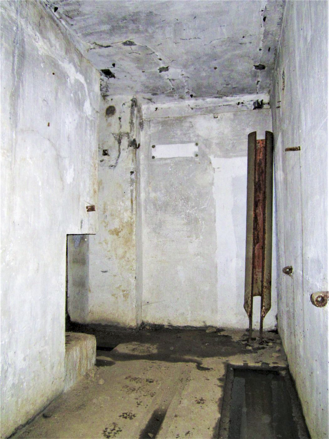 Ligne Maginot - BAMBIDERSTROFF SUD - C71 - (Casemate d'infanterie) - Local des ventilateurs
Dans le coin du mur, le carter d'une noria de cloche JM