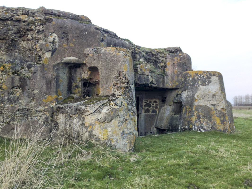 Ligne Maginot - CREVECOEUR - (Casemate d'infanterie - double) - Vue de coté d'une chambre de tir