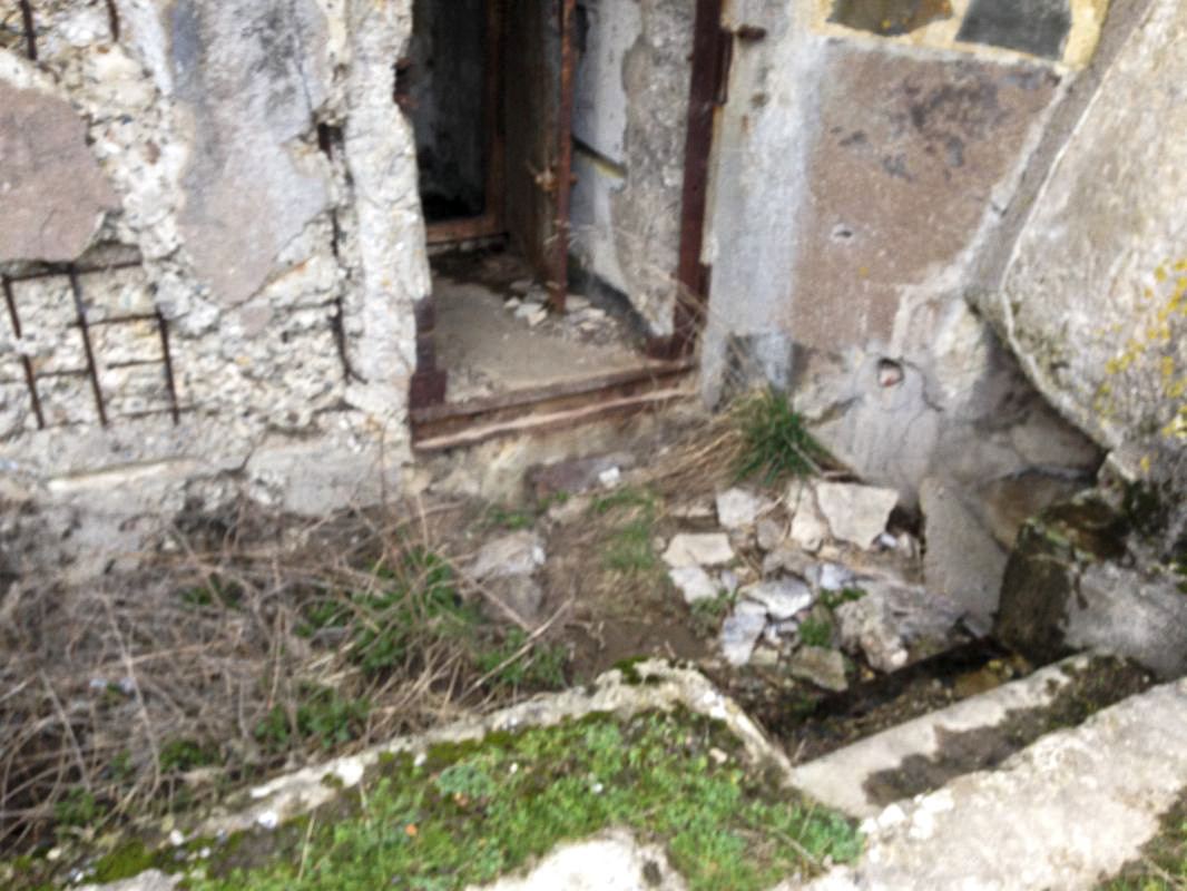 Ligne Maginot - CREVECOEUR - (Casemate d'infanterie - double) - Vue sur le fossé diamant d'entrée de la casemate