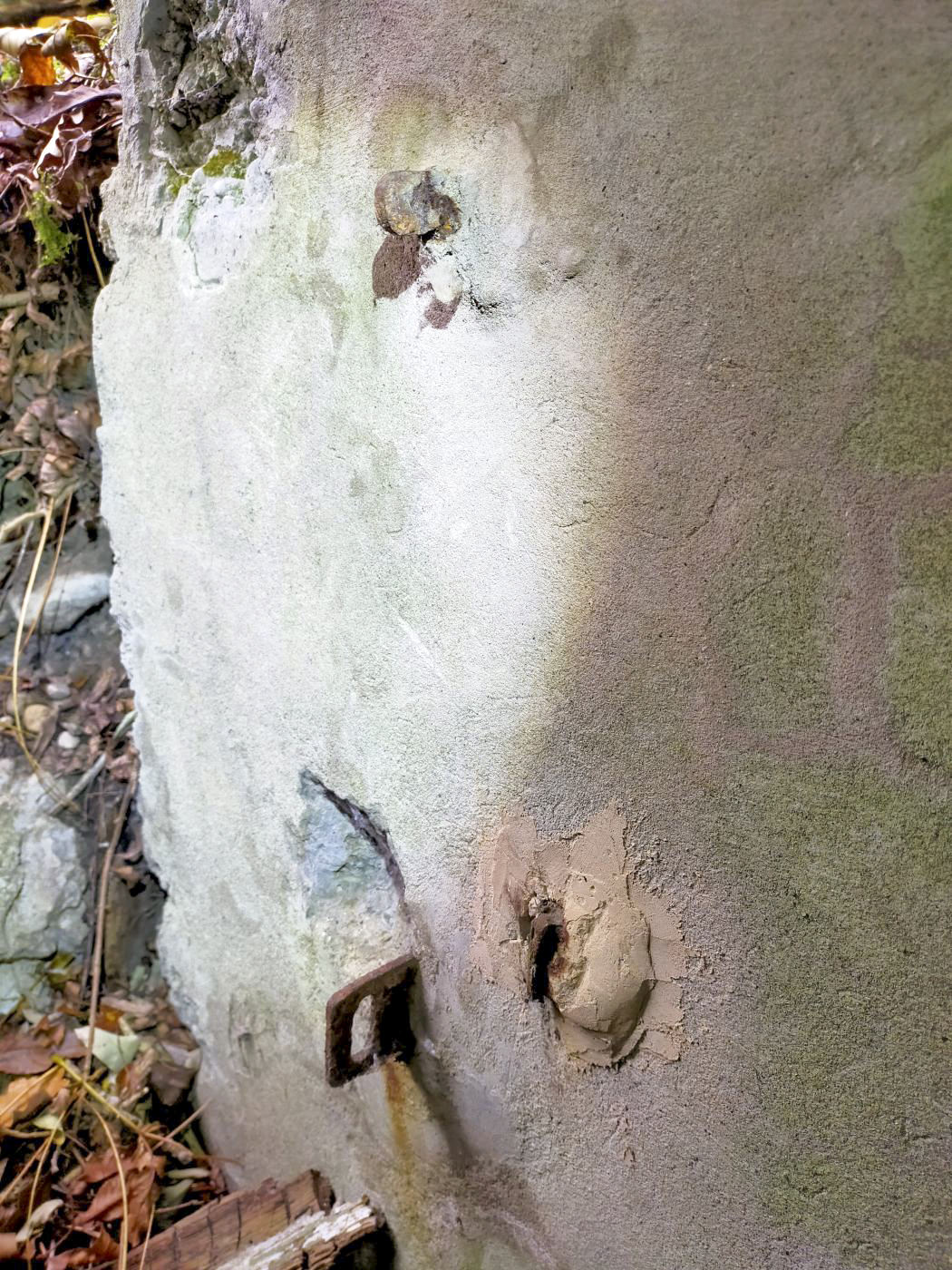 Ligne Maginot - ECLUSE D'HIRTZFELDEN NORD - (Blockhaus pour arme infanterie) - Vestiges de support de porte ?