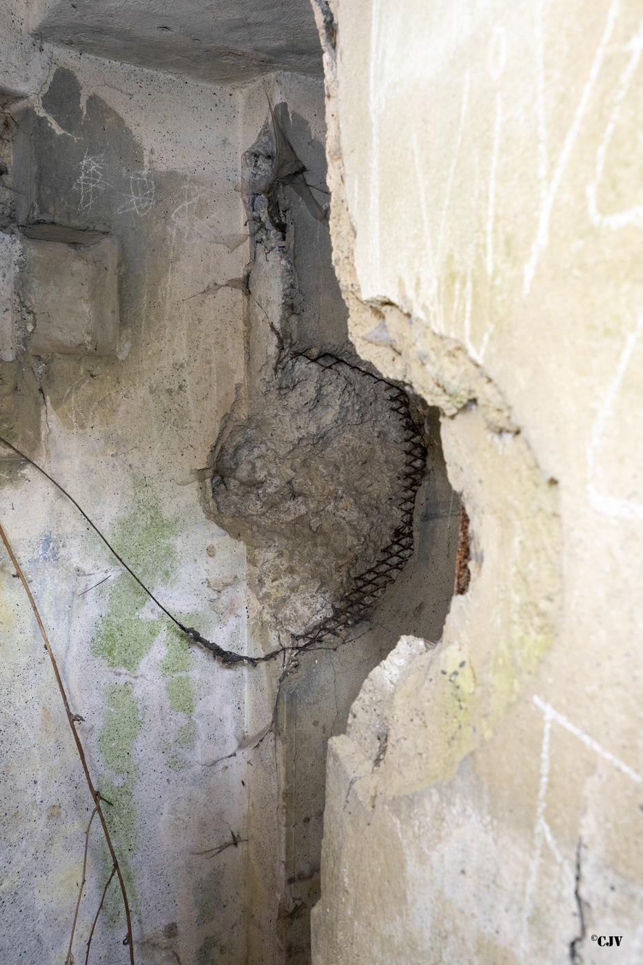 Ligne Maginot - B559 - LA BELLE-HOTESSE - (Blockhaus pour canon) - Dégâts dans l'entrée due au bombardement