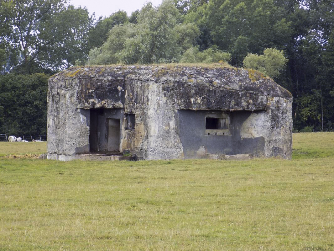Ligne Maginot - B562 - CHEMIN DE FER EST - (Blockhaus pour canon) - L'arrière et face droite, créneau AC
