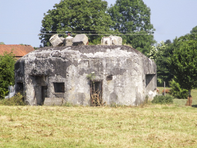 Ligne Maginot - B586 - MALPLAQUET OUEST - (Blockhaus pour canon) - Photographie prise de la Chaussée Brunehaut. - Smardz Félix