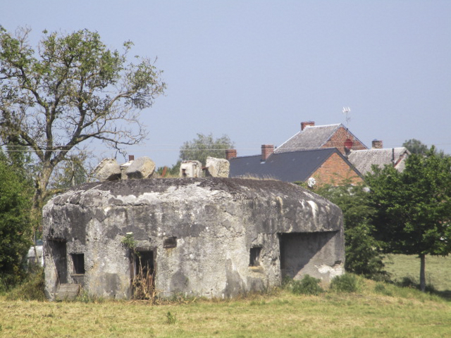 Ligne Maginot - B586 - MALPLAQUET OUEST - (Blockhaus pour canon) - Photographie prise de la Chaussée Brunehaut. - Smardz Félix