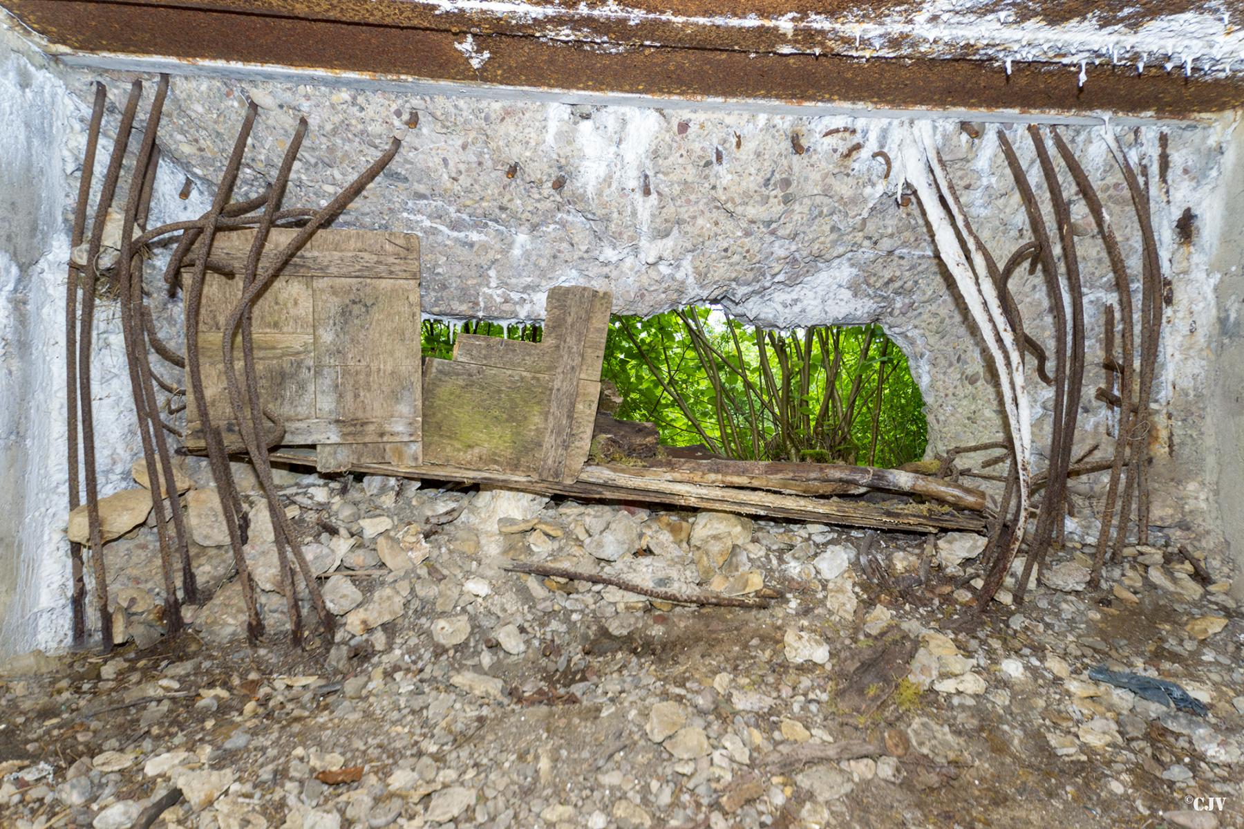 Ligne Maginot - ROUY 2 - (Blockhaus pour canon) - Le créneau très abimé