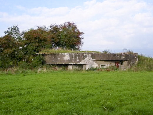 Ligne Maginot - C26 - PORQUERIE OUEST - (Casemate d'infanterie) - Remarquer le créneau jumelage sur la façade arrière de la casemate.