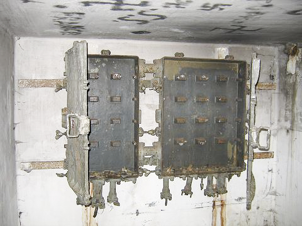 Ligne Maginot - E' - (Chambre de coupure - Avec central) - Boitiers ouverts, noter qu'ils ont été totalement vidés des reglettes