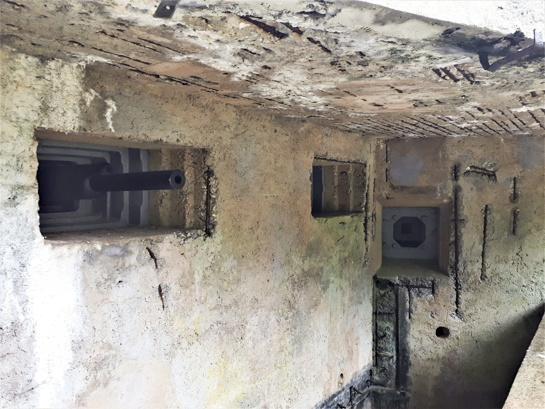 Ligne Maginot - HUBERBUSCH SUD - C59 - (Casemate d'infanterie) - Les créneaux avec le canon de 37 engagé