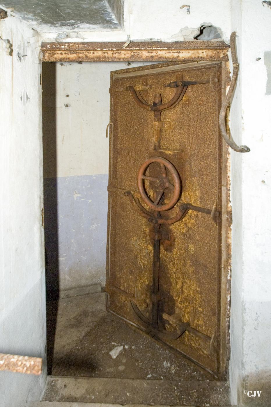 Ligne Maginot - HUBERBUSCH SUD - C59 - (Casemate d'infanterie) - La porte étanche de la chambre de tir avant restauration