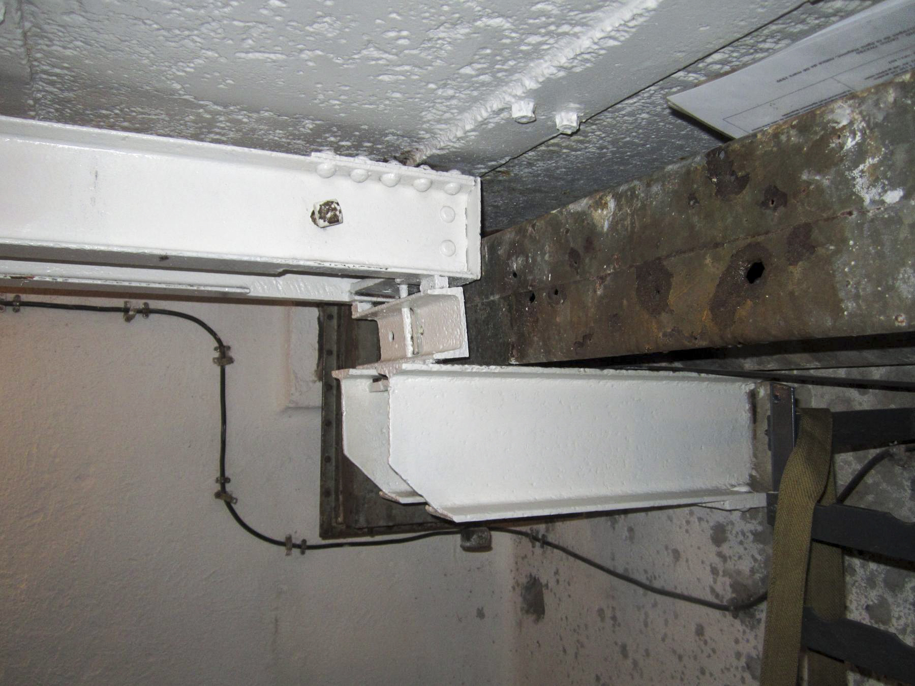 Ligne Maginot - HUBERBUSCH SUD - C59 - (Casemate d'infanterie) - Noter le support spécifique à l'extrémité du bi-rail suite au passage de la gaine de ventilation