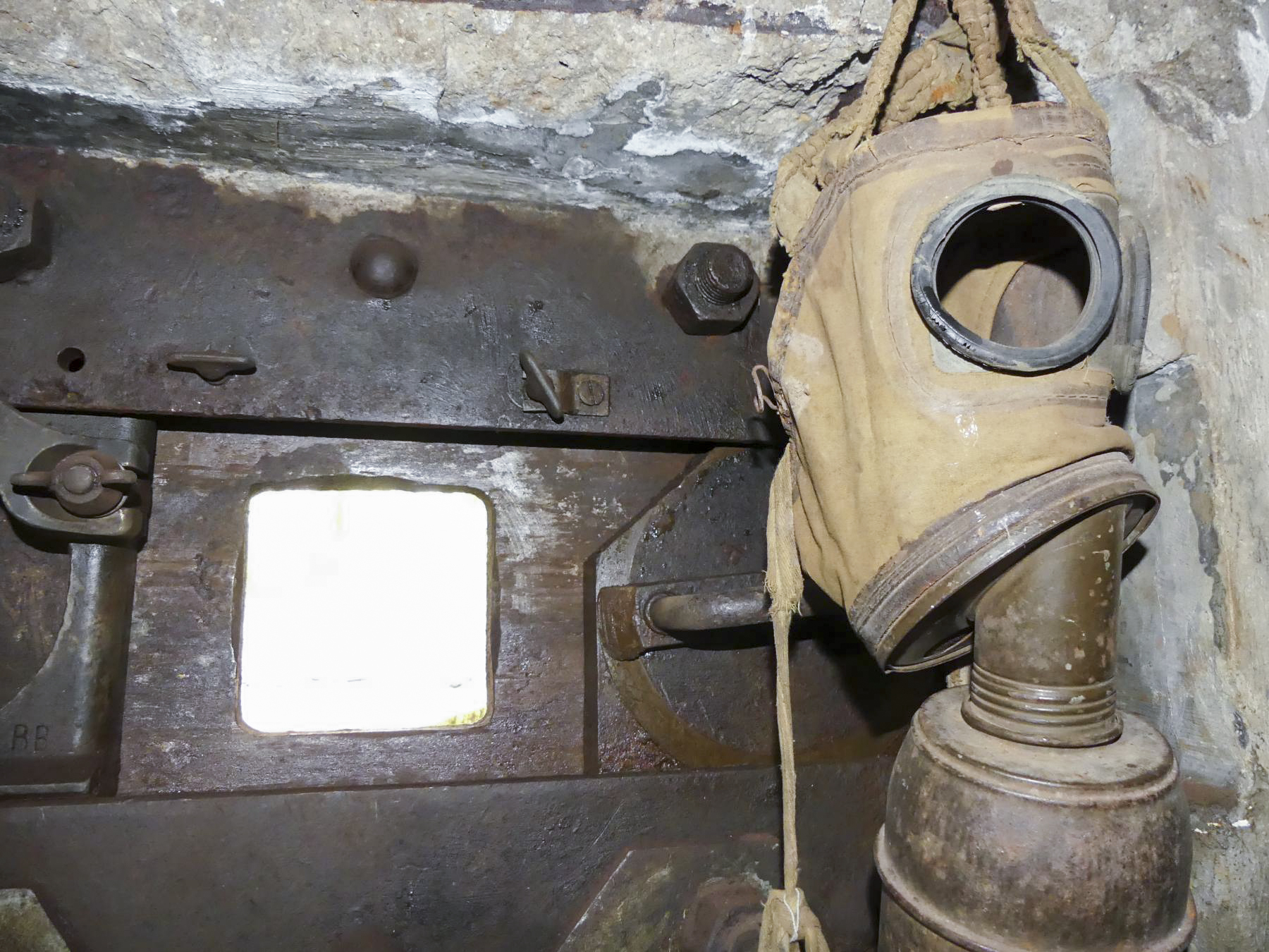 Ligne Maginot - HUBERBUSCH SUD - C59 - (Casemate d'infanterie) - Créneau FM de façade et masque à gaz ANP 31
