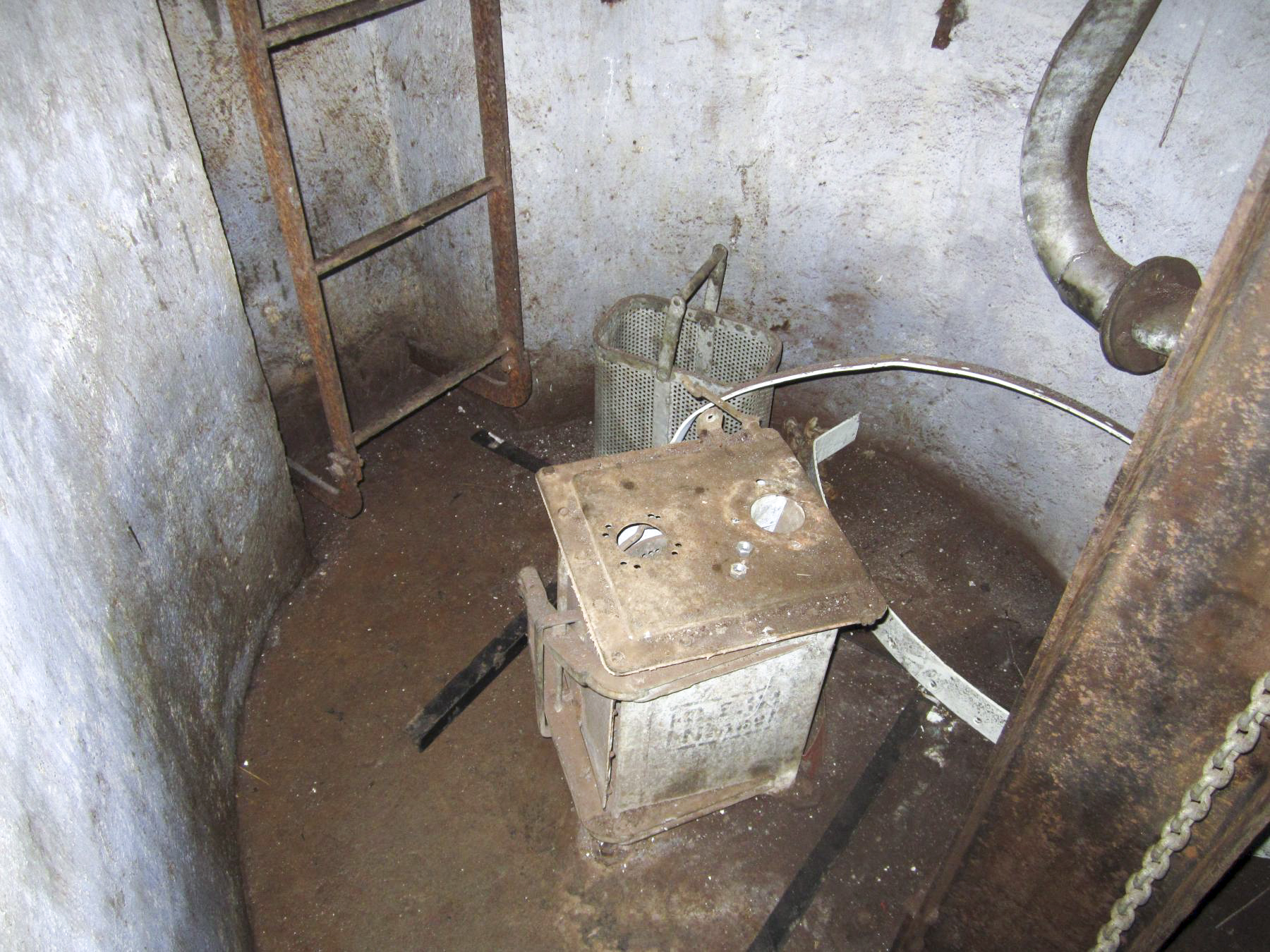 Ligne Maginot - HUBERBUSCH SUD - C59 - (Casemate d'infanterie) - Cloche GFM Sud
Caisson et panier de récupération des douilles