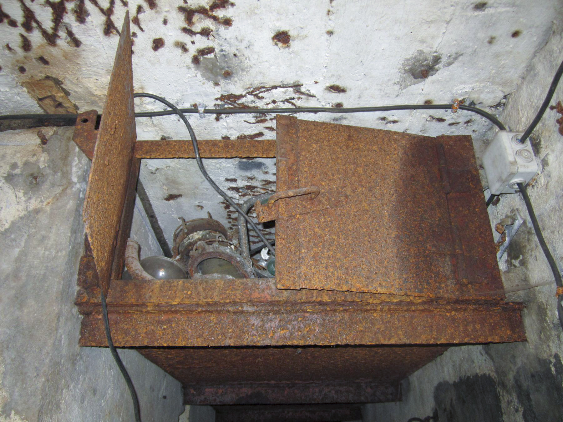 Ligne Maginot - HUBERBUSCH SUD - C59 - (Casemate d'infanterie) - Coffre de rangement au plafond du couloir