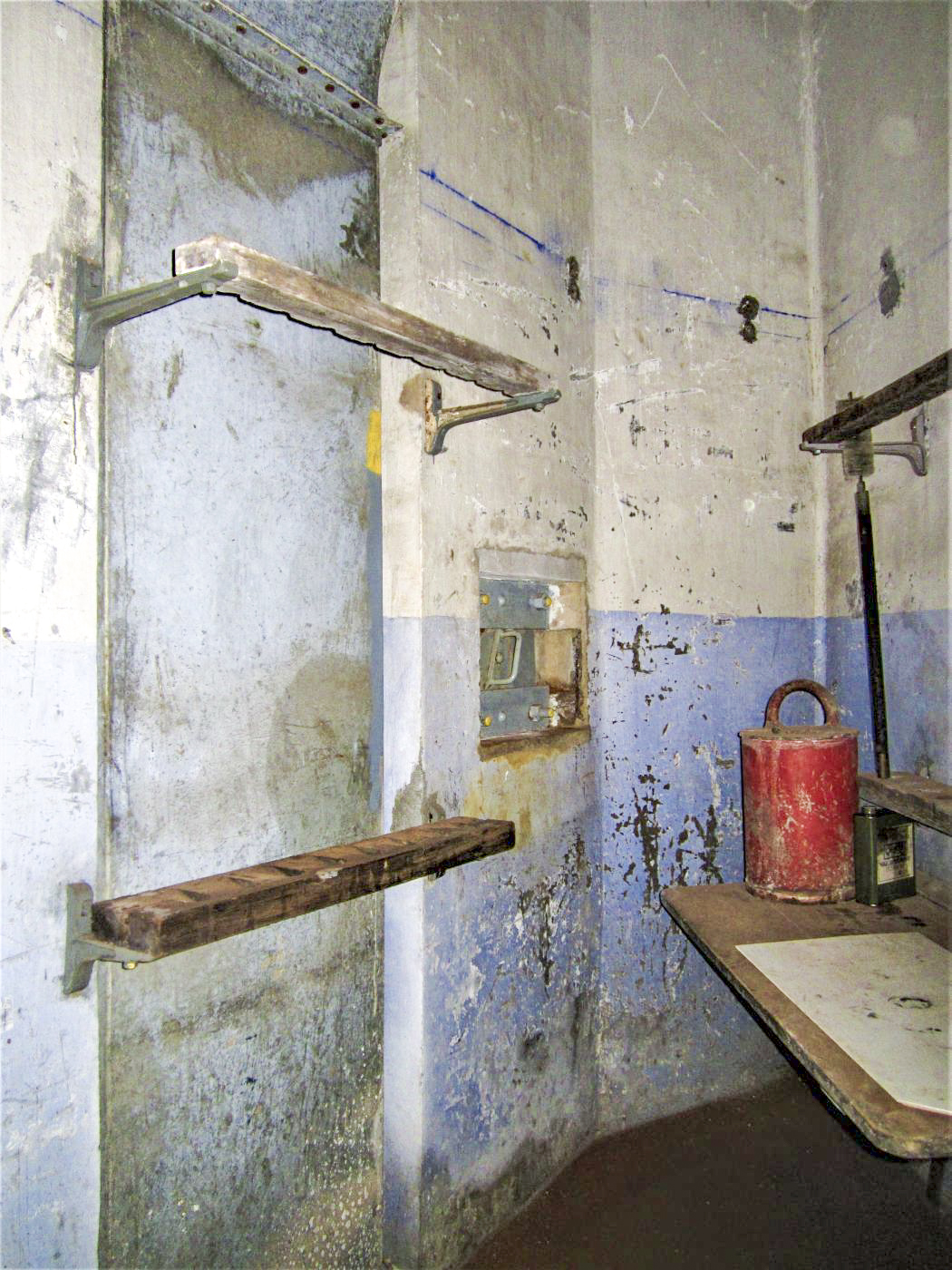 Ligne Maginot - MICHELSBERG - A22 - (Ouvrage d'artillerie) - Entrée mixte
Créneau FM de défense intérieur et ratelier à fusils - Gregory Fuchs