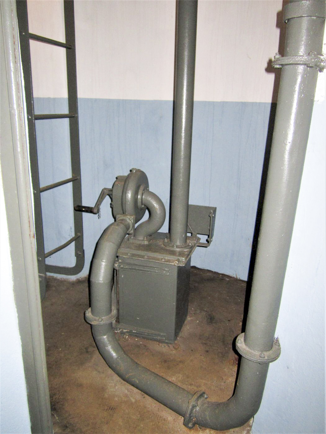 Ligne Maginot - MICHELSBERG - A22 - (Ouvrage d'artillerie) - Entrée mixte
Ventilateur et caisson de récupération des douilles de la cloche GFM - Gregory Fuchs
