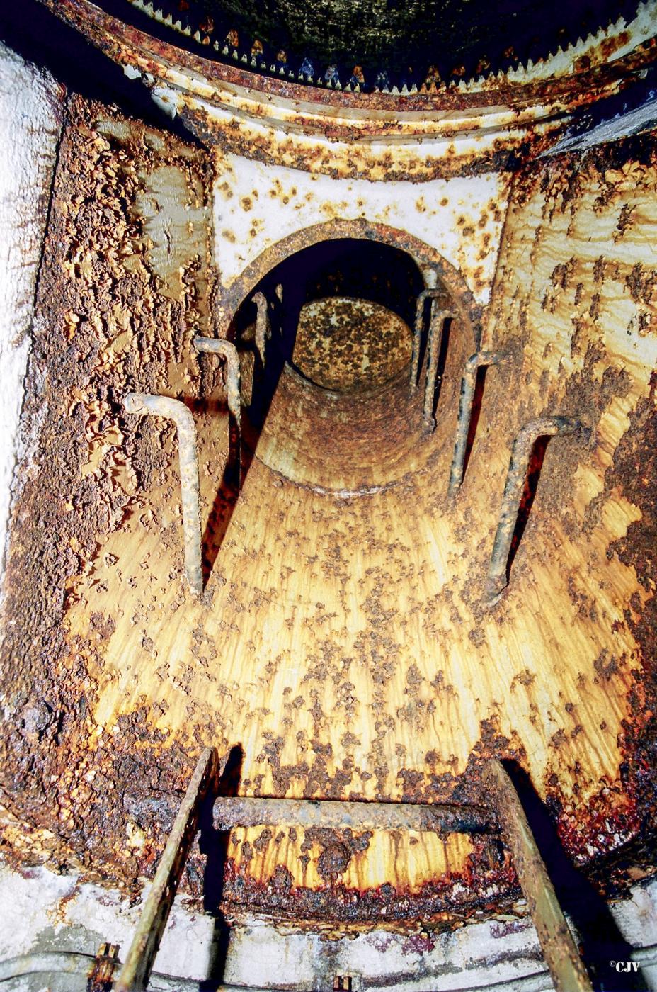 Ligne Maginot - MICHELSBERG - A22 - (Ouvrage d'artillerie) - Bloc 1
Accès à l'avant cuirasse de la tourelle - Lia VERMEULEN