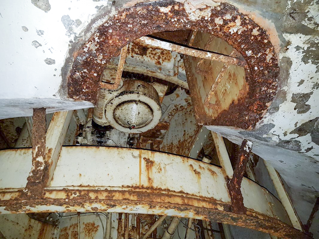 Ligne Maginot - MICHELSBERG - A22 - (Ouvrage d'artillerie) - Bloc 5
Etage intermédiaire de la tourelle
L'accès à l'avant cuirasse - ELLENA-CUNY