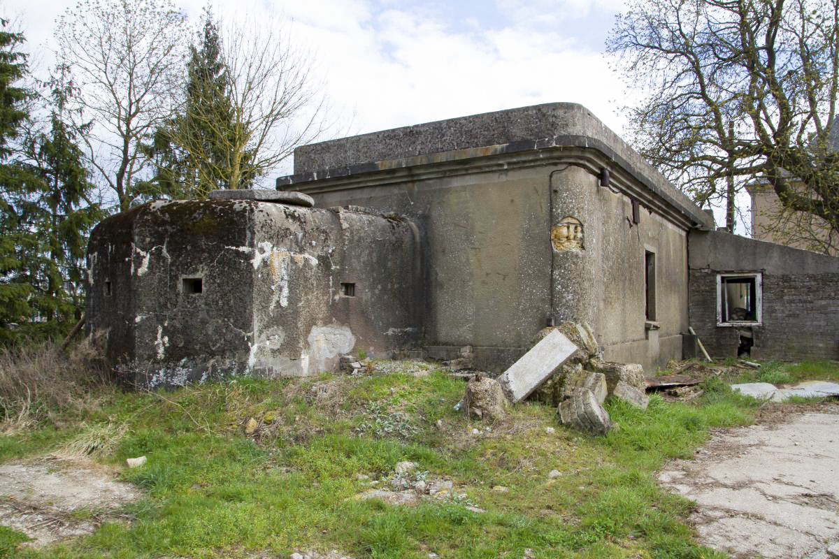 Ligne Maginot - ROUSSY LE VILLAGE (Poste avancé GRM) - (Poste GRM - Maison Forte) - Le blockhaus FM et la façade arrière du casernement. Accolé à la façade arrière, le garage aujourd'hui disparu - Michel Teiten