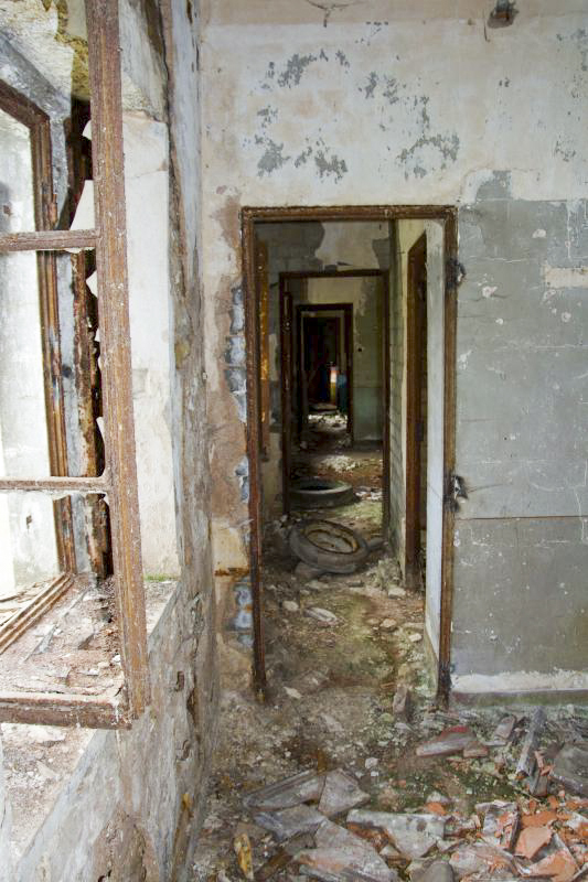 Ligne Maginot - ROUSSY LE VILLAGE (Poste avancé GRM) - (Poste GRM - Maison Forte) - Le couloir en 2012, avant restauration - Michel Teiten