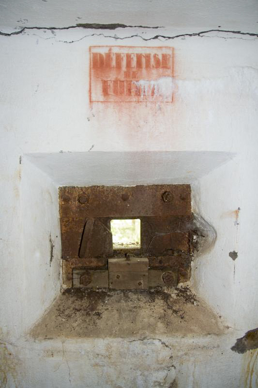 Ligne Maginot - ROUSSY LE VILLAGE (Poste avancé GRM) - (Poste GRM - Maison Forte) - Détail du créneau FM n°3. Le support d'arme se compose d'une simple planchette en bois supportant l'axe pivot - Michel Teiten