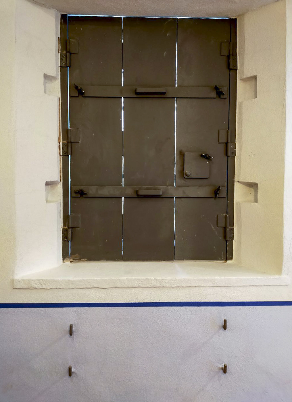 Ligne Maginot - ROUSSY LE VILLAGE (Poste avancé GRM) - (Poste GRM - Maison Forte) - Volets pliants blindés restaurés, avec barres de verrouillage - Julien Boulanger