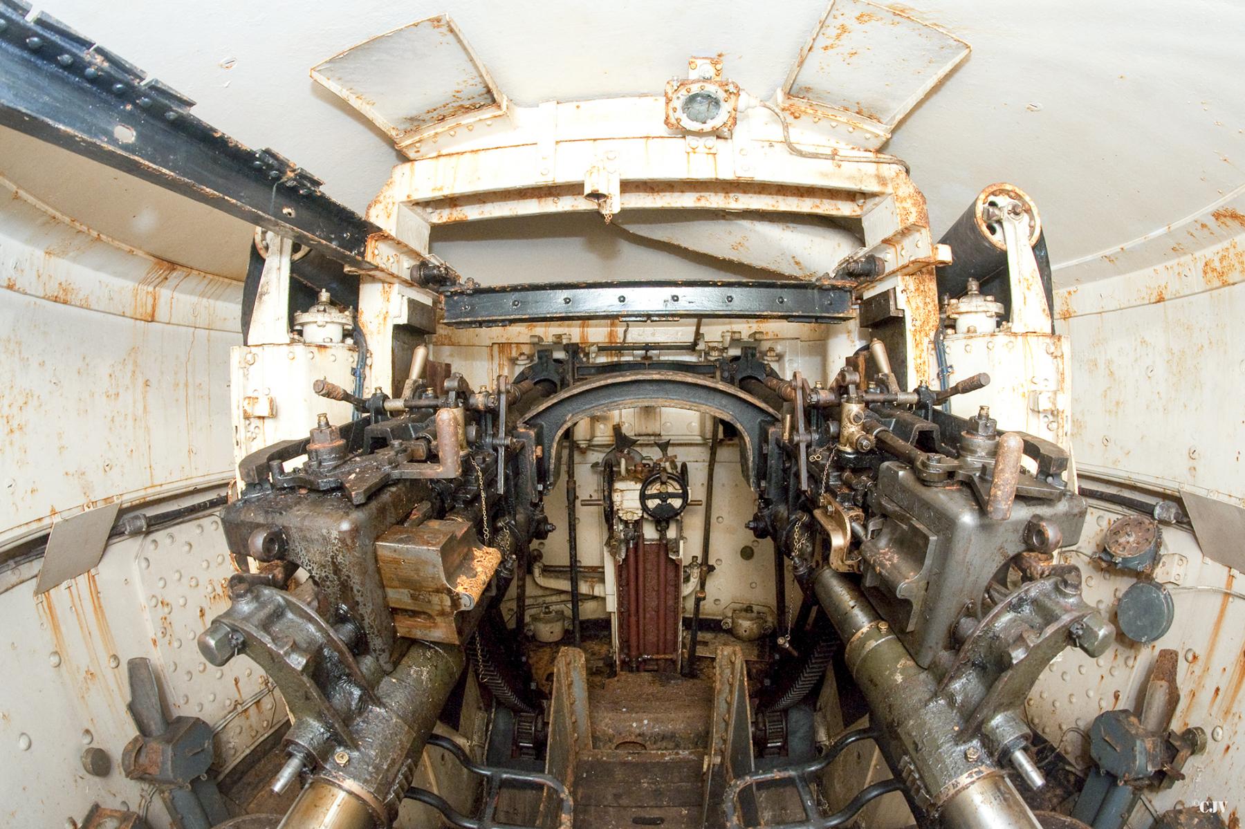 Ligne Maginot - MICHELSBERG - A22 - (Ouvrage d'artillerie) - Bloc 5
Chambre de tir de la tourelle
Les deux canons de 75 mle 33 - Lia VERMEULEN