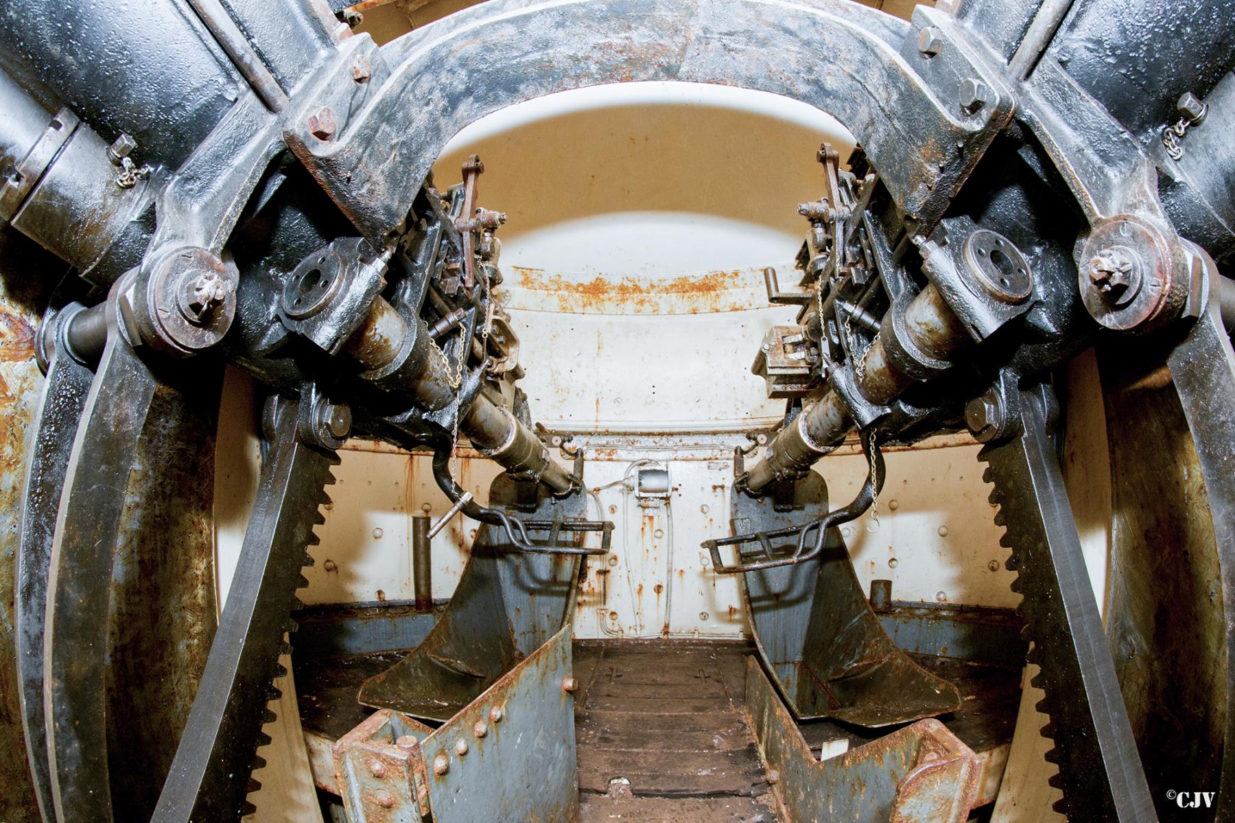 Ligne Maginot - MICHELSBERG - A22 - (Ouvrage d'artillerie) - Bloc 5
Chambre de tir de la tourelle
Evacuation des douilles - Lia VERMEULEN