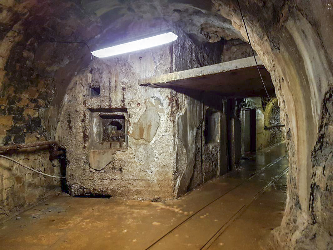 Ligne Maginot - MICHELSBERG - A22 - (Ouvrage d'artillerie) - Entrée du casernement et blockhaus FM de défense intérieur à l'extrémité de la galerie de l'entrée mixte - ELLENA-CUNY
