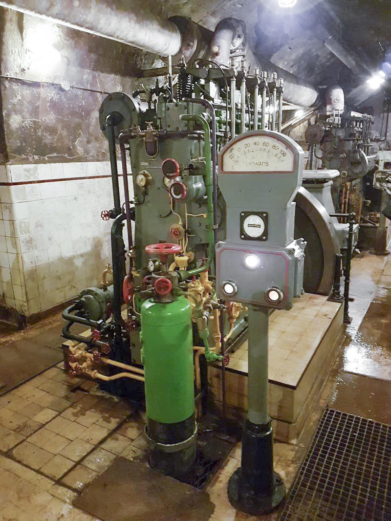 Ligne Maginot - MICHELSBERG - A22 - (Ouvrage d'artillerie) - L'usine électrique
Colonne de feux tournants et bouteille d'air comprimé pour le démarrage du groupe - ELLENA-CUNY