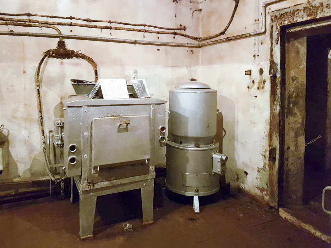 Ligne Maginot - MICHELSBERG - A22 - (Ouvrage d'artillerie) - La cuisine
Four électrique Als.Thom Cubain et percolateur - ELLENA-CUNY