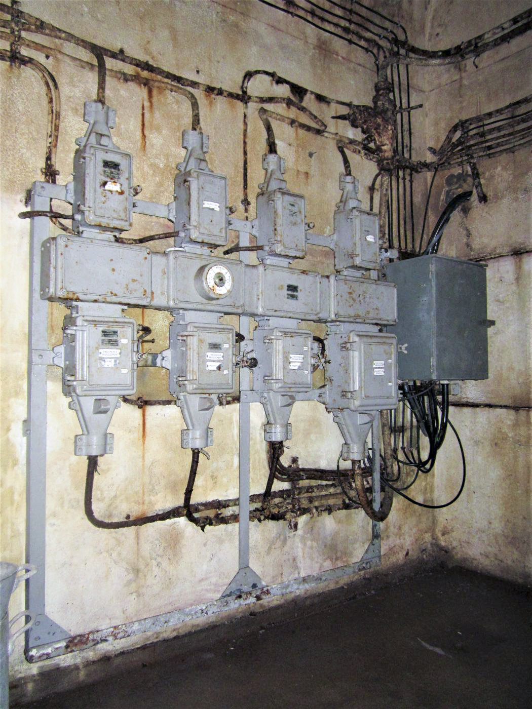 Ligne Maginot - MICHELSBERG - A22 - (Ouvrage d'artillerie) - La cuisine
Tableau de distribution - Gregory Fuchs